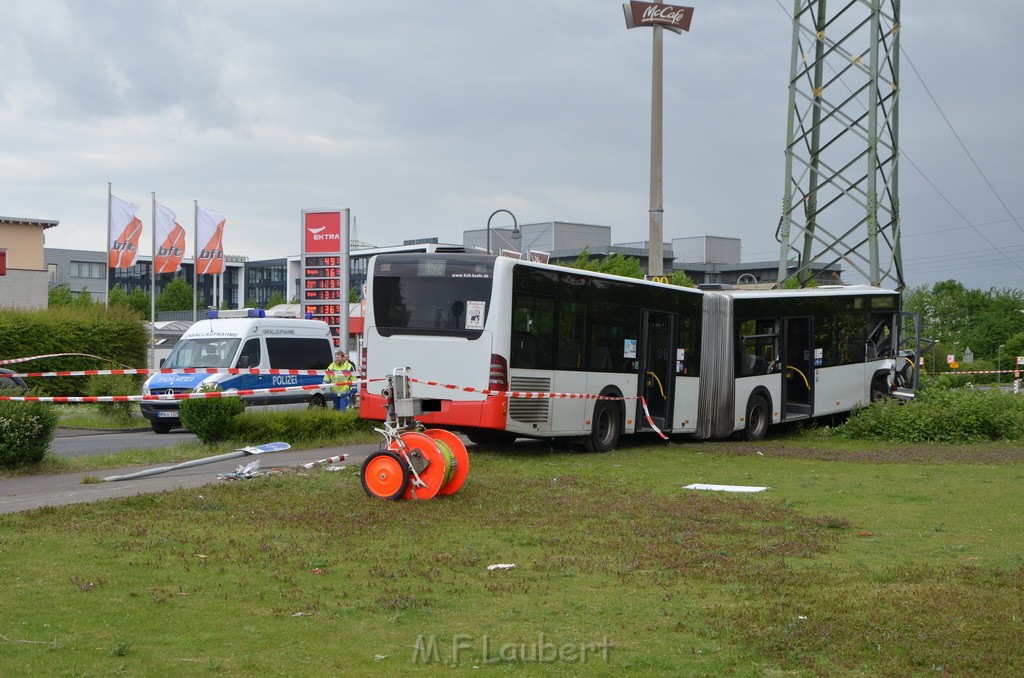 Schwerer Bus Unfall Koeln Porz Gremberghoven Neuenhofstr P320.JPG - Miklos Laubert
